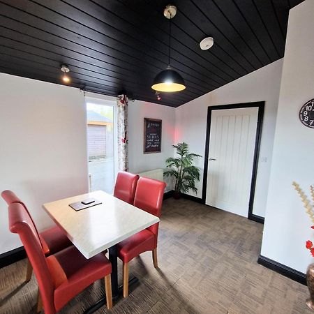Ochil 9 With Private Hot Tub - Fife - Loch Leven - Lomond Hills - Pet Friendly Kelty Exterior foto