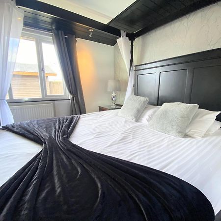 Ochil 9 With Private Hot Tub - Fife - Loch Leven - Lomond Hills - Pet Friendly Kelty Exterior foto
