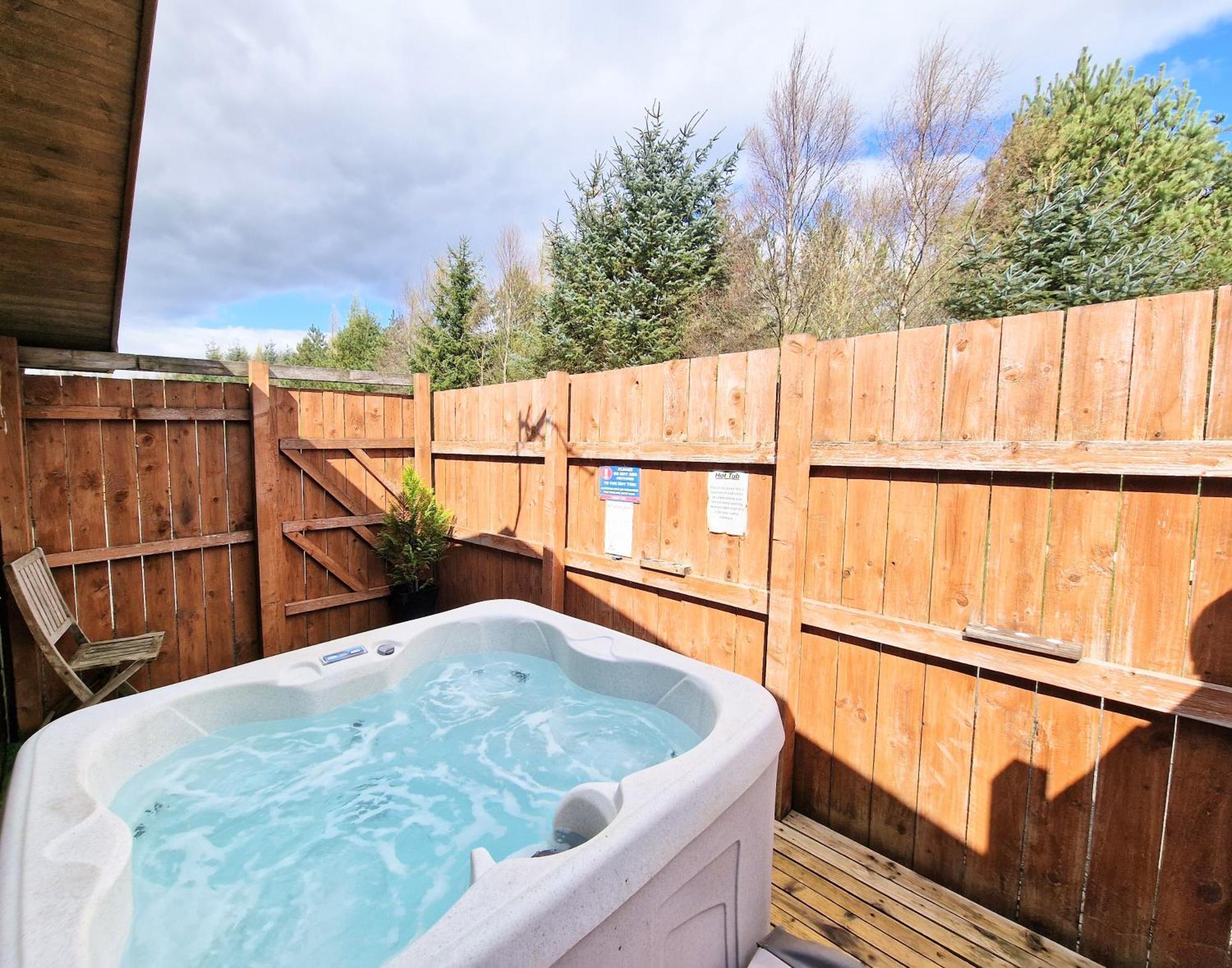 Ochil 9 With Private Hot Tub - Fife - Loch Leven - Lomond Hills - Pet Friendly Kelty Exterior foto